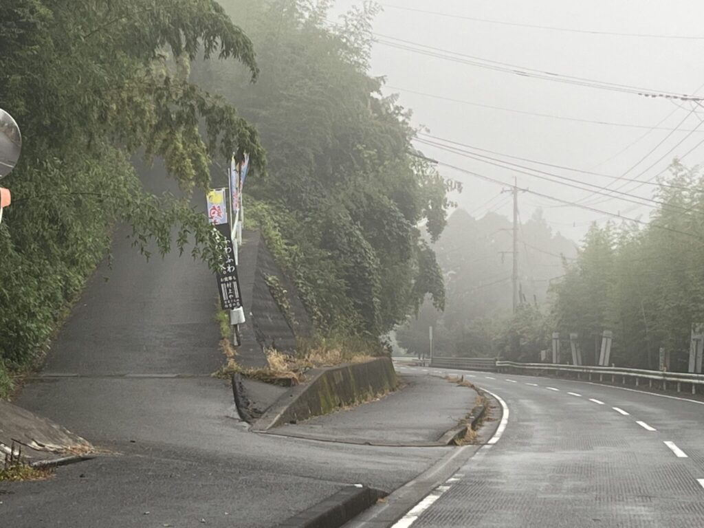 メインの道路から、村上やへ入る登り道へくの字に曲がって入ります