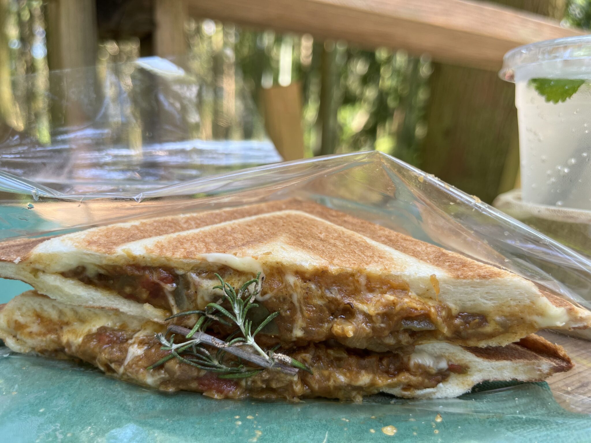 夏やさいカレーとチーズのホットサンド